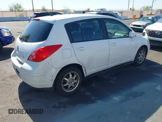 2007 Nissan Versa S z VIN 3N1BC13E37L457284, wystawiony jako IAAI lot #42327441 z przebiegiem 255 089 mil mil oraz . Historia ofert i sprzedaży dostępna na DreamBid. Obrazek 4.