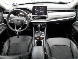 2022 Jeep Compass Latitude z VIN 3C4NJDBB4NT118720, wystawiony jako Copart lot #55472085 z przebiegiem 32 372 mil mil oraz Czysty tytuł • Clean title. Historia ofert i sprzedaży dostępna na DreamBid. Obrazek 8.