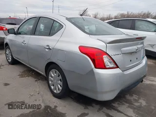 2016 Nissan Versa S z VIN 3N1CN7AP6GL868104, wystawiony jako IAAI lot #41820817 z przebiegiem 146 701 mil mil oraz . Historia ofert i sprzedaży dostępna na DreamBid. Obrazek 3.