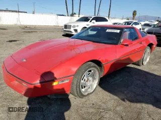 1988 Chevrolet Corvette z VIN 1G1YY218XJ5111003, wystawiony jako Copart lot #81589874 z przebiegiem 156 389 mil mil oraz Szkoda całkowita • Salvage title. Historia ofert i sprzedaży dostępna na DreamBid. Obrazek 1.