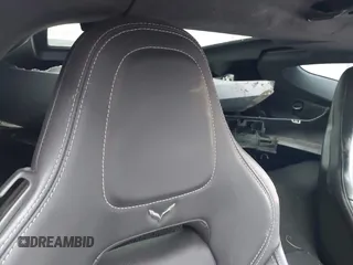 2015 Chevrolet Corvette Z51 3LT z VIN 1G1YM2D74F5114985, wystawiony jako IAAI lot #42077336 z przebiegiem 52 965 mil mil oraz . Historia ofert i sprzedaży dostępna na DreamBid. Obrazek 8.