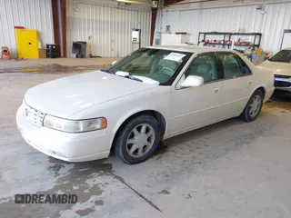 1998 Cadillac Seville STS z VIN 1G6KY5493WU908261, wystawiony jako IAAI lot #41933423 z przebiegiem 179 479 mil mil oraz . Historia ofert i sprzedaży dostępna na DreamBid. Obrazek 2.