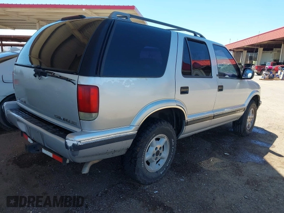 1997 Chevrolet Blazer LS z VIN 1GNDT13W0V2186110, wystawiony jako IAAI lot #42422561 z przebiegiem 233 189 mil mil oraz . Historia ofert i sprzedaży dostępna na DreamBid. Obrazek 4.
