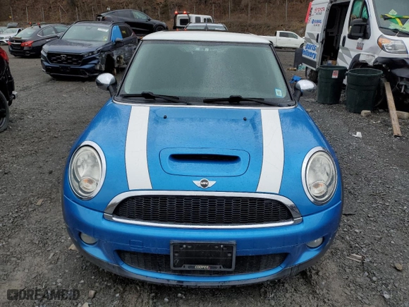 2010 MINI Cooper Hardtop S with VIN WMWMF7C52ATX41568, listed as a Copart auction lot 52250215 with 112,039 mi miles and Clean Title. Bid and sale history available at carsss.com. Image 5.
