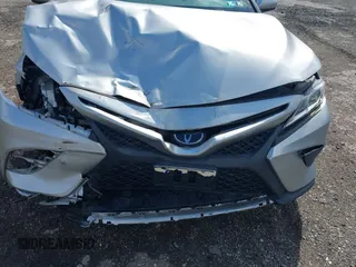 2018 Toyota Camry LE z VIN 4T1B11HK8JU649942, wystawiony jako IAAI lot #42194030 z przebiegiem 54 687 mil mil oraz . Historia ofert i sprzedaży dostępna na DreamBid. Obrazek 6.