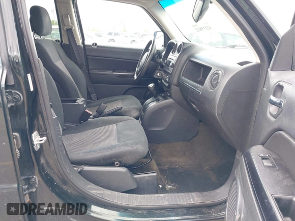 2013 Jeep Patriot Latitude z VIN 1C4NJRFB9DD165768, wystawiony jako IAAI lot #42175812 z przebiegiem 185 023 mil mil oraz . Historia ofert i sprzedaży dostępna na DreamBid. Obrazek 5.