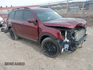 2023 Kia Telluride EX X-Line z VIN 5XYP3DGC7PG351361, wystawiony jako IAAI lot #41825493 z przebiegiem 26 795 mil mil oraz . Historia ofert i sprzedaży dostępna na DreamBid. Obrazek 1.