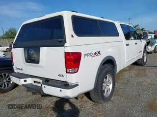 2008 Nissan Titan XE z VIN 1N6AA07FX8N309885, wystawiony jako IAAI lot #42847181 z przebiegiem 192 595 mil mil oraz . Historia ofert i sprzedaży dostępna na DreamBid. Obrazek 4.