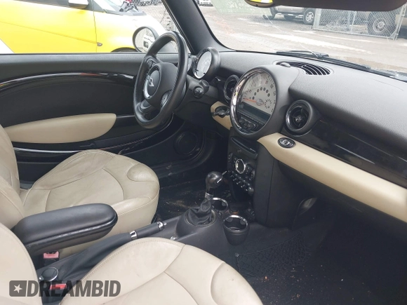 2013 MINI Convertible z VIN WMWZN3C54DT568819, wystawiony jako IAAI lot #41951061 z przebiegiem 154 498 mil mil oraz . Historia ofert i sprzedaży dostępna na DreamBid. Obrazek 5.