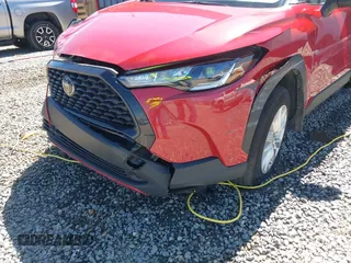 2023 Toyota Corolla Cross LE z VIN 7MUBAAAG4PV069536, wystawiony jako IAAI lot #41808142 z przebiegiem 49 109 mil mil oraz . Historia ofert i sprzedaży dostępna na DreamBid. Obrazek 21.