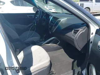 2013 Hyundai Veloster w/Black Int z VIN KMHTC6AD6DU107198, wystawiony jako IAAI lot #41983969 z przebiegiem 164 819 mil mil oraz . Historia ofert i sprzedaży dostępna na DreamBid. Obrazek 5.
