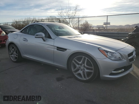2016 Mercedes-Benz SLK 300 z VIN WDDPK3JA6GF121811, wystawiony jako Copart lot #87761705 z przebiegiem 27 272 mil mil oraz Szkoda całkowita • Salvage title. Historia ofert i sprzedaży dostępna na DreamBid. Obrazek 4.