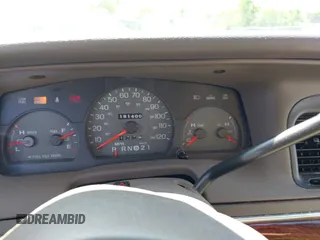 2000 Mercury Grand Marquis GS z VIN 2MEFM74W3YX610461, wystawiony jako IAAI lot #42162767 z przebiegiem 181 400 mil mil oraz . Historia ofert i sprzedaży dostępna na DreamBid. Obrazek 7.