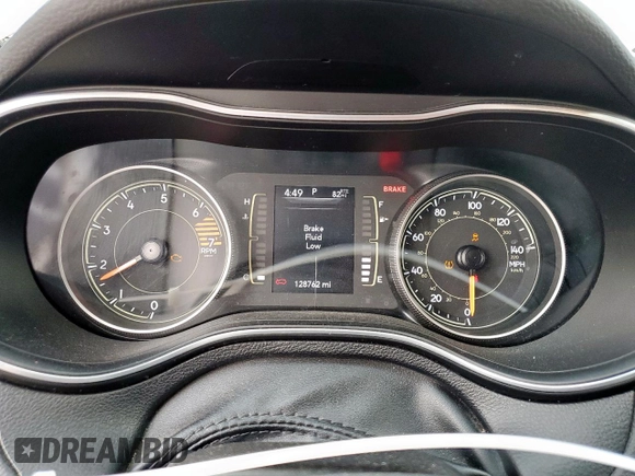 2020 Jeep Cherokee Latitude z VIN 1C4PJLCB8LD639461, wystawiony jako Copart lot #58193445 z przebiegiem 128 762 mil mil oraz Szkoda całkowita • Salvage title. Historia ofert i sprzedaży dostępna na DreamBid. Obrazek 9.