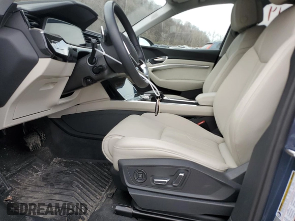 2021 Audi e-tron Sportback Prestige z VIN WA13AAGE0MB019623, wystawiony jako Copart lot #49598914 z przebiegiem 20 856 mil mil oraz . Historia ofert i sprzedaży dostępna na DreamBid. Obrazek 7.