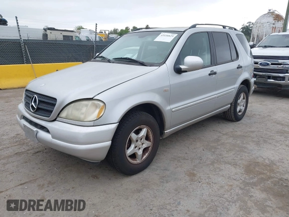 2001 Mercedes-Benz M 320/430/500 z VIN 4JGAB54E71A231597, wystawiony jako IAAI lot #42058829 z przebiegiem 233 005 mil mil oraz . Historia ofert i sprzedaży dostępna na DreamBid. Obrazek 2.