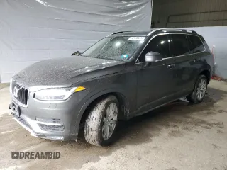 2018 Volvo XC90 Momentum z VIN YV4A22PK9J1332349, wystawiony jako Copart lot #52192675 z przebiegiem 199 972 mil mil oraz Szkody całkowita. Historia ofert i sprzedaży dostępna na DreamBid. Obrazek 1.