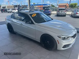 2017 BMW 3 Series 330i xDrive z VIN WBA8D9G33HNU62978, wystawiony jako IAAI lot #42472971 z przebiegiem 83 742 mil mil oraz . Historia ofert i sprzedaży dostępna na DreamBid. Obrazek 1.