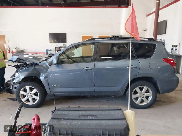2007 Toyota RAV4 Limited with VIN JTMBK31VX75027962, listed as a IAAI auction lot 41664414 with 155,433 mi miles. Bid and sale history available at carsss.com. Image 14.