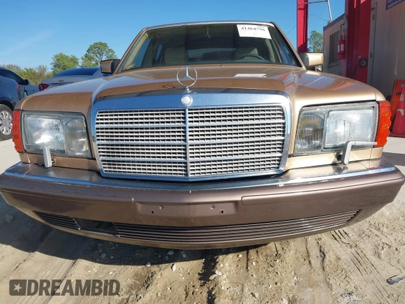 1988 Mercedes-Benz 420 with VIN WDBCA35DXJA370020, listed as a IAAI auction lot 41464756 with 110,166 mi miles. Bid and sale history available at carsss.com. Image 6.