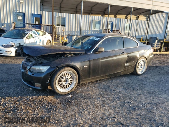 2007 BMW 3 Series 328i z VIN WBAWB33577PV70251, wystawiony jako Copart lot #50521915 z przebiegiem 182 676 mil mil oraz Czysty tytuł • Clean title. Historia ofert i sprzedaży dostępna na DreamBid. Obrazek 1.
