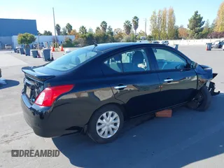 2016 Nissan Versa S z VIN 3N1CN7APXGL828172, wystawiony jako IAAI lot #40830717 z przebiegiem 53 910 mil mil oraz . Historia ofert i sprzedaży dostępna na DreamBid. Obrazek 4.