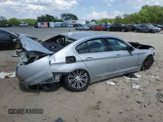 2020 BMW 5 Series 530i z VIN WBAJR3C06LWW60422, wystawiony jako Copart lot #55393945 z przebiegiem Nie podano mil oraz Tytuł czysty. Historia ofert i sprzedaży dostępna na DreamBid. Obrazek 3.