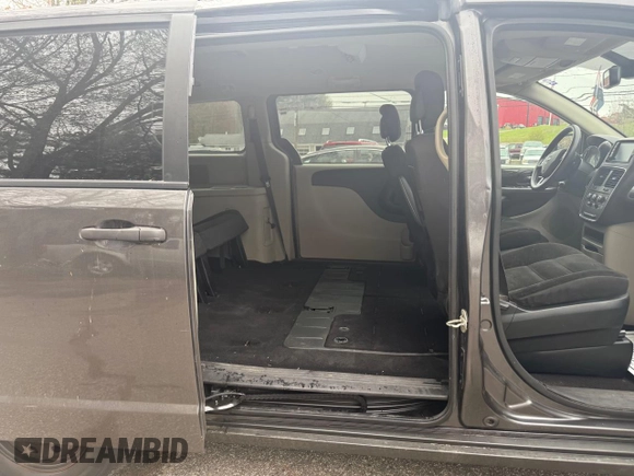 2019 Dodge Grand Caravan SE with VIN 2C4RDGBG2KR718687, listed as a Copart auction lot 55877605 with 199,604 mi miles and Clean Title. Bid and sale history available at DreamBid. Image 6.