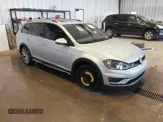 2017 Volkswagen Golf S z VIN 3VWH17AU9HM532332, wystawiony jako IAAI lot #41996360 z przebiegiem 105 854 mil mil oraz . Historia ofert i sprzedaży dostępna na DreamBid. Obrazek 1.