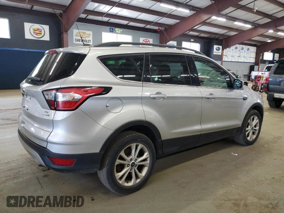 2018 Ford Escape SE z VIN 1FMCU9GD9JUA77812, wystawiony jako Copart lot #57847175 z przebiegiem 106 898 mil mil oraz Czysty tytuł • Clean title. Historia ofert i sprzedaży dostępna na DreamBid. Obrazek 3.
