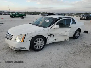 2008 Cadillac DTS 1SA z VIN 1G6KD57Y18U118314, wystawiony jako Copart lot #41501515 z przebiegiem 118 129 mil mil oraz Szkody całkowita. Historia ofert i sprzedaży dostępna na DreamBid. Obrazek 1.