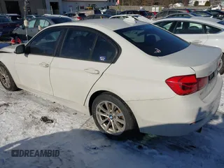 2016 BMW 3 Series 320i xDrive z VIN WBA8E5G59GNT93445, wystawiony jako IAAI lot #41515452 z przebiegiem 96 437 mil mil oraz . Historia ofert i sprzedaży dostępna na DreamBid. Obrazek 3.