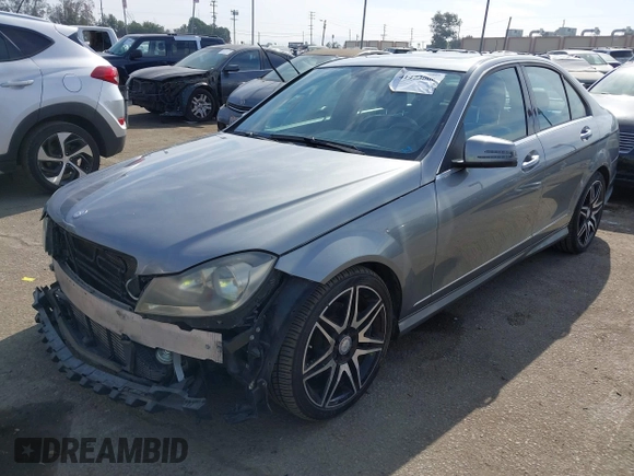 2014 Mercedes-Benz C 250 Sport z VIN WDDGF4HBXEG220003, wystawiony jako IAAI lot #41473006 z przebiegiem 98 949 mil mil oraz . Historia ofert i sprzedaży dostępna na DreamBid. Obrazek 2.
