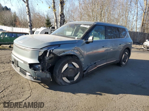 2024 Kia EV9 Wind z VIN KNDAFFS53R6044485, wystawiony jako Copart lot #42955125 z przebiegiem 8 884 mil mil oraz Szkoda całkowita • Salvage title. Historia ofert i sprzedaży dostępna na DreamBid. Obrazek 1.