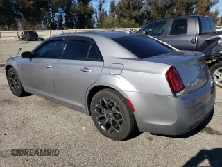 2018 Chrysler 300 S z VIN 2C3CCAGG8JH267272, wystawiony jako Copart lot #49331875 z przebiegiem 70 691 mil mil oraz Szkoda całkowita • Salvage title. Historia ofert i sprzedaży dostępna na DreamBid. Obrazek 2.