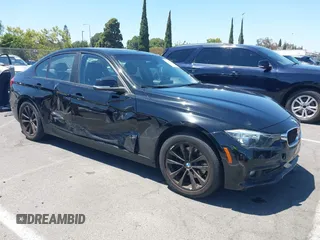 2016 BMW 3 Series 320i xDrive z VIN WBA8E5G51GNT41856, wystawiony jako IAAI lot #42702031 z przebiegiem 86 750 mil mil oraz . Historia ofert i sprzedaży dostępna na DreamBid. Obrazek 1.