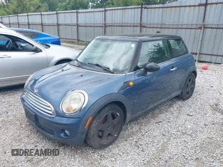 2010 MINI Hardtop z VIN WMWMF3C5XATZ26038, wystawiony jako IAAI lot #42851812 z przebiegiem 150 000 mil mil oraz . Historia ofert i sprzedaży dostępna na DreamBid. Obrazek 2.