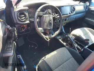 2020 Toyota Tacoma SR5 z VIN 3TMCZ5AN6LM310164, wystawiony jako Copart lot #47098995 z przebiegiem 18 285 mil mil oraz Szkoda całkowita • Salvage title. Historia ofert i sprzedaży dostępna na DreamBid. Obrazek 8.
