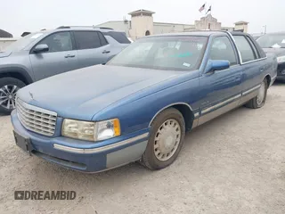 1998 Cadillac DeVille z VIN 1G6KD54Y9WU742735, wystawiony jako IAAI lot #41966100 z przebiegiem 182 803 mil mil oraz . Historia ofert i sprzedaży dostępna na DreamBid. Obrazek 2.