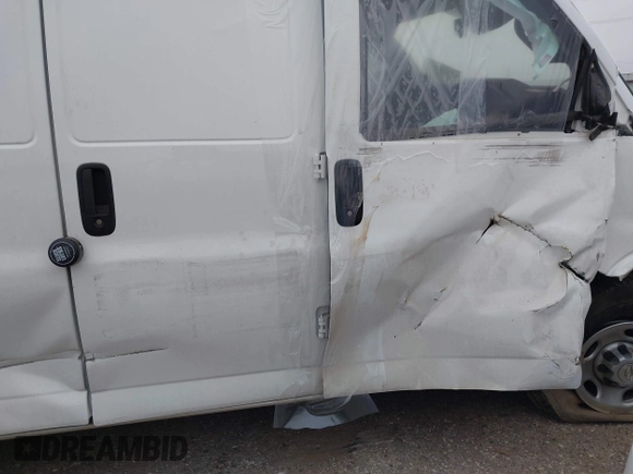2023 Chevrolet Express Cargo z VIN 1GCWGAFP0P1104007, wystawiony jako IAAI lot #41433813 z przebiegiem 80 352 mil mil oraz . Historia ofert i sprzedaży dostępna na DreamBid. Obrazek 6.