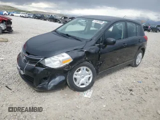 2011 Nissan Versa S z VIN 3N1BC1CP0BL369254, wystawiony jako Copart lot #51347595 z przebiegiem 131 860 mil mil oraz Szkoda całkowita • Salvage title. Historia ofert i sprzedaży dostępna na DreamBid. Obrazek 1.