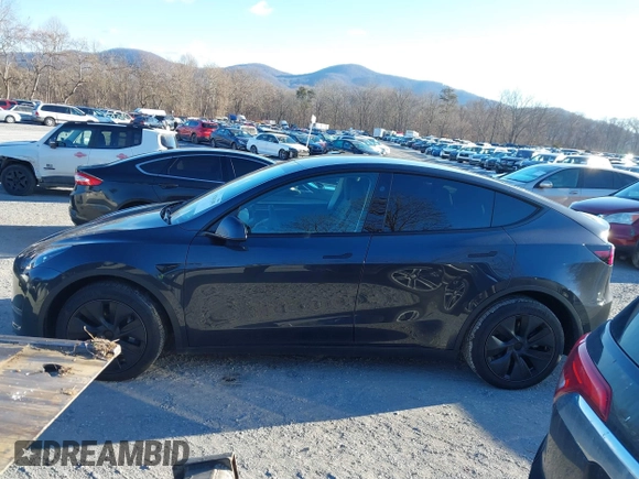 2024 Tesla Model Y Long Range with VIN 7SAYGDEE7RF199673, listed as a IAAI auction lot 41263305 with 3,137 mi miles and . Bid and sale history available at DreamBid. Image 14.