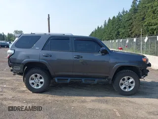 2018 Toyota 4Runner SR5 z VIN JTEBU5JR7J5490718, wystawiony jako IAAI lot #42551721 z przebiegiem 111 237 mil mil oraz . Historia ofert i sprzedaży dostępna na DreamBid. Obrazek 14.