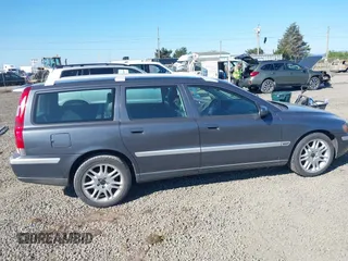 2004 Volvo V70 with VIN YV1SW59V042365432, listed as a IAAI auction lot 42042426 with 211,469 mi miles. Bid and sale history available at carsss.com. Image 6.