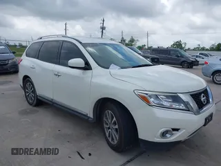 2016 Nissan Pathfinder Platinum with VIN 5N1AR2MN2GC655552, listed as a IAAI auction lot 42052079 with 232,908 mi miles. Bid and sale history available at carsss.com. Image 1.