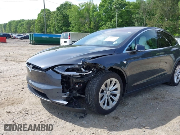 2017 Tesla Model X 90D z VIN 5YJXCBE20HF070235, wystawiony jako IAAI lot #42099344 z przebiegiem 57 686 mil mil oraz . Historia ofert i sprzedaży dostępna na DreamBid. Obrazek 6.
