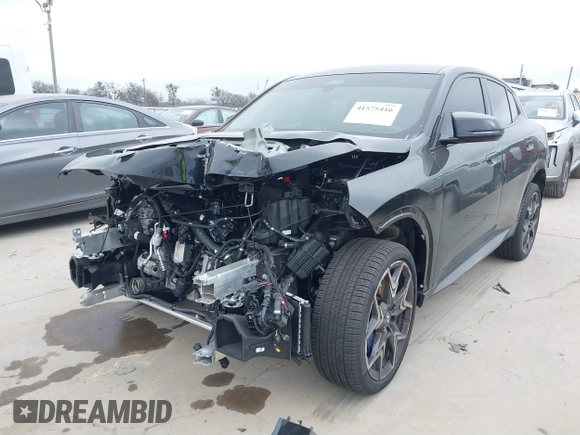 2025 BMW X2 M35i z VIN WBX83GM08S5128489, wystawiony jako IAAI lot #41575416 z przebiegiem 1 213 mil mil oraz . Historia ofert i sprzedaży dostępna na DreamBid. Obrazek 19.
