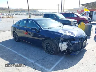 2021 Toyota Avalon Hybrid XSE z VIN 4T1EA1AB3MU005275, wystawiony jako IAAI lot #42335546 z przebiegiem 46 524 mil mil oraz . Historia ofert i sprzedaży dostępna na DreamBid. Obrazek 1.