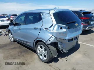 2017 Chevrolet Bolt EV LT z VIN 1G1FW6S08H4185243, wystawiony jako IAAI lot #42184763 z przebiegiem 78 347 mil mil oraz . Historia ofert i sprzedaży dostępna na DreamBid. Obrazek 3.