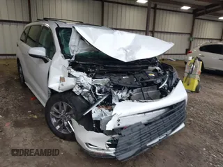 2024 Toyota Sienna XLE z VIN 5TDYRKEC3RS190684, wystawiony jako IAAI lot #41853725 z przebiegiem 58 343 mil mil oraz . Historia ofert i sprzedaży dostępna na DreamBid. Obrazek 6.
